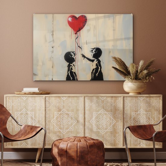 Peinture noir et blanc de deux enfants en silhouette tendant la main vers un ballon rouge en forme de cœur, au-dessus d'un buffet.