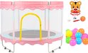 Roze trampoline met omrande veiligheidsnetten, gele instapbeugel en roze zoom, naast gekleurde ballen en basketbalaccessoires met een tijger.
