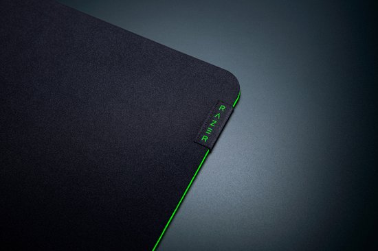 Zwarte muismat met groene rand en het Razer-logo.
