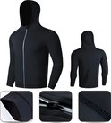 Veste à capuche noire avec fermeture éclair, passepoil réfléchissant et ourlet détaillé.