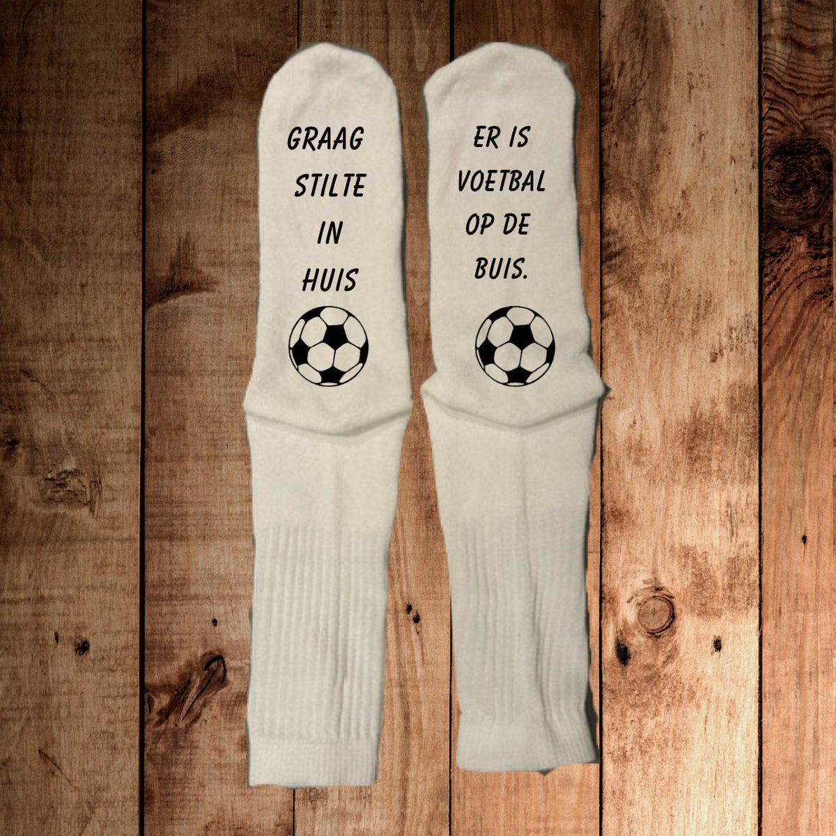 Unieke Witte Sokken Set "graag stilte in huis er is voetbal op de buis" - Leuk Kraamcadeau / Vaderdagcadeau maat 43/46