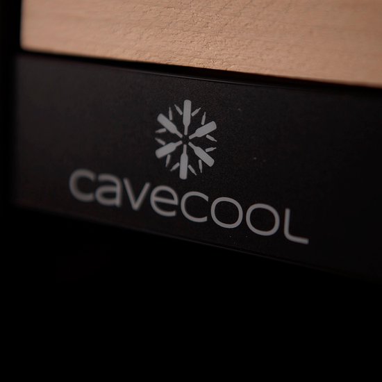 Close-up van het Cavecool logo in wit op zwarte ondergrond boven een houten plank.