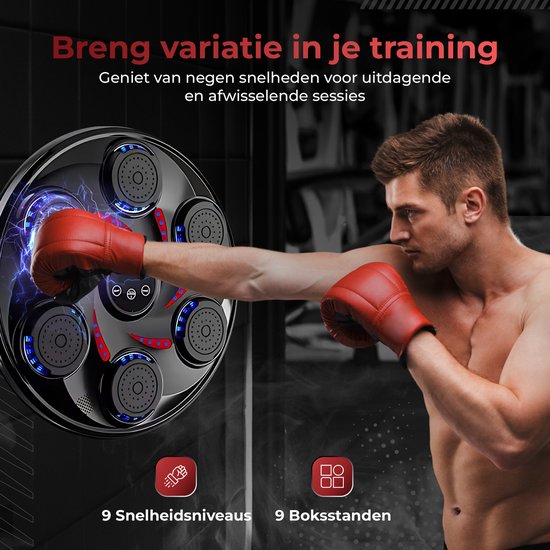 Man met rode bokshandschoenen die bokst tegen een zwarte machine met zes verlichte pads en rode accenten. Ernaast icoontjes voor 9 snelheden en 9 bokshoudingen.