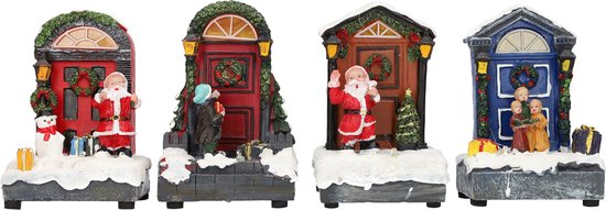 Vier miniatuur kerstdeuren met kerstversiering, figuren en cadeautjes op een glinsterende, besneeuwde basis.