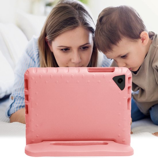 Moeder en kind kijken samen naar een tablet in een roze hoes.