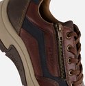 Bruine leren sneaker met ritssluiting en veters. Zwarte en bruine accenten.