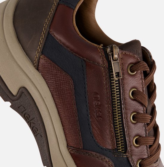 Bruine leren sneaker met ritssluiting en veters. Zwarte en bruine accenten.