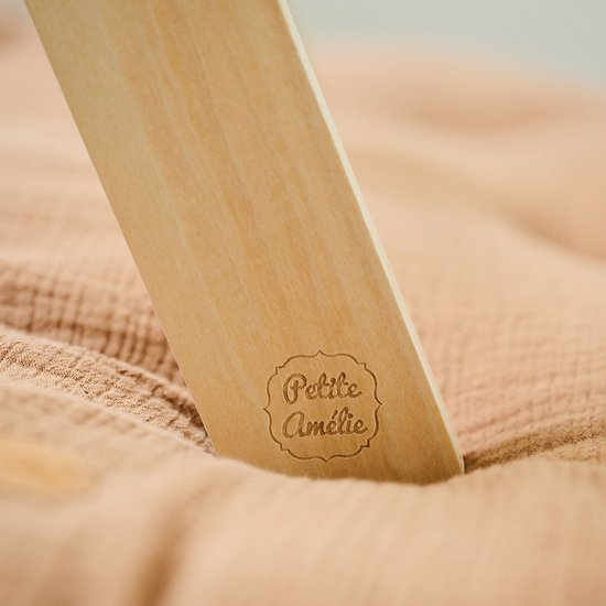 Close-up van houten babygym met mer 'Petite Amélie'.