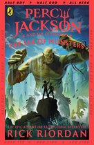 Boekomslag van Percy Jackson en de Olympiërs: De Zee van Monsters, met een cyclops die een waterval boven twee jongens heft.
