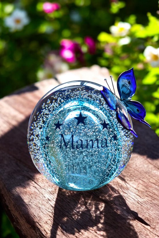 Urn en Vlinder van glas met naam en sterretjes middels sign folie-Vlinder wordt met zéér sterke dubbelzijdige tape door u zelf op urn geplaatst-crematie-as bolurn- Transparant blauw met luchtbelletjes -100ml-inhoud-10cm hoog-Deelbestemming Urn Mens
