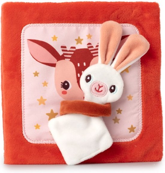 Oranje stoffen babyboekje met een geborduurde afbeelding van een hert en een konijn.