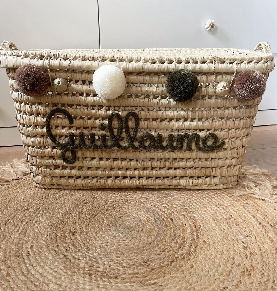 Opbergmand – Speelgoedmand – 60cm - Speelgoedkoffer – Koffer - Rieten mand - Speelgoed - Opbergen - Mand met naam - Pompon - Wol – Geschenk – Sint – Kerst – Verkleedkoffer - Kinderkamer - Gepersonaliseerd - Handgemaakt - Decoratie - Geboorte - Cadeau