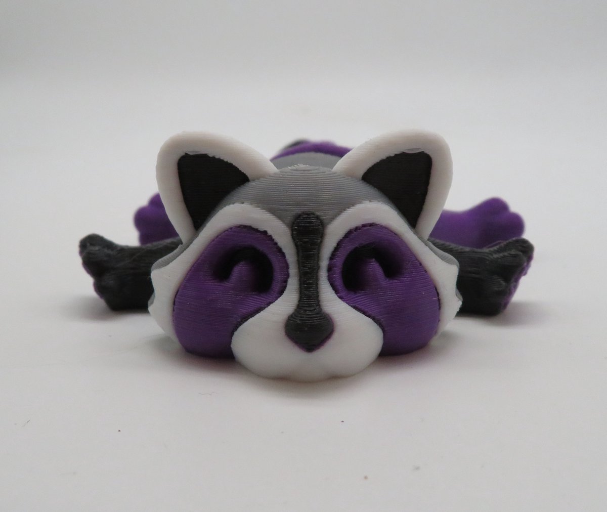 Veras Arts & Dice | Wasbeer Figuur Asexual Kleuren - Raccoon - Trash Panda - Speelgoed - Verzamelobject - Zwart Wit Grijs Paars