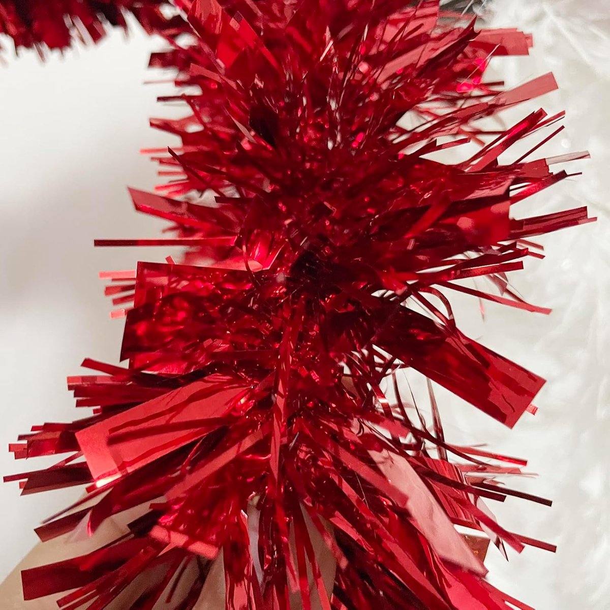 Soldaat In Uniform Kerstboomversiering Met Zijn Dochter. Een Militair Die Kerstvakantie Doorbrengt Voor Kerstfeest 261109621
