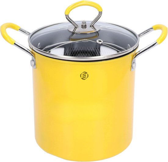 Poêle jaune avec couvercle en verre et poignées en métal. Un panier en maille est visible.