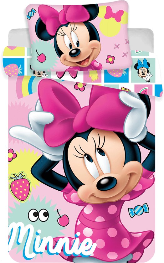 Dekbedovertrek met grote print van Minnie Mouse in roze polkadot jurk, met aardbeien en snoepjes op een roze achtergrond.