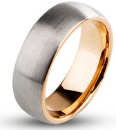 Gouden ring met geborsteld stalen buitenkant en rosé gouden binnenkant.