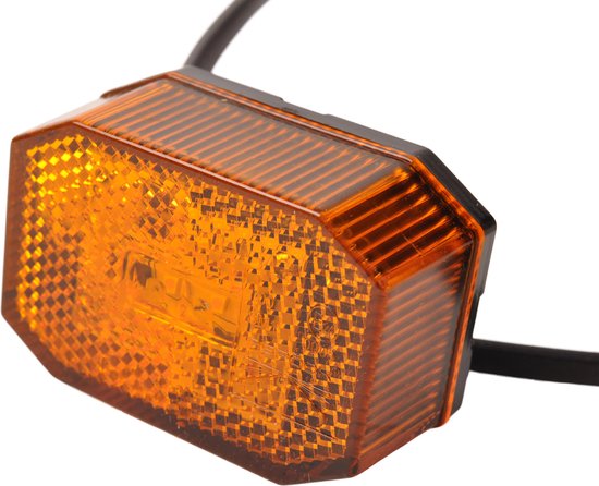 Gedetailleerde weergave van octogonale oranje LED lamp met geribbeld oppervlak en zwarte behuizing.