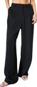 Model draagt wijde, zwarte AWR pantalon met hoge taille en steekzakken.