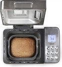 Broodmachine met open deksel, bakvorm met brood en controlepaneel met blauw display.