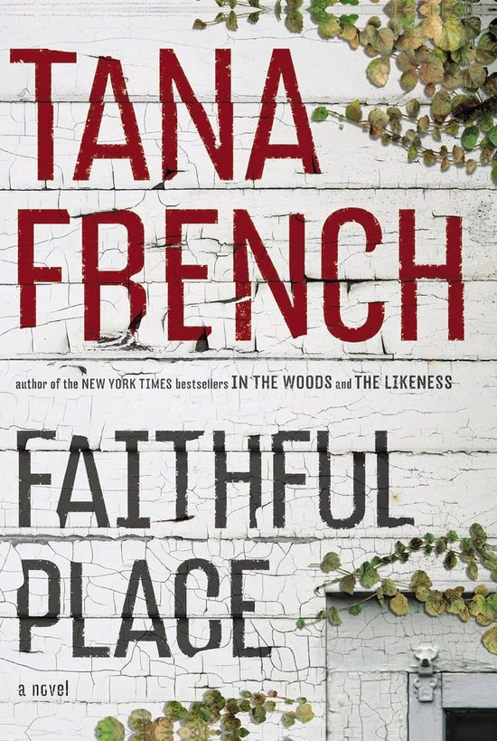 Boekcover van 'Faithful Place' van Tana French. Grote rode letters op een witte, verweerde achtergrond. Met klimop aan de zijkanten.