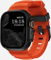 Zwart horloge met oranje bandje, met een digitaal display waarop "WED 26 18:18 FF02World" staat.