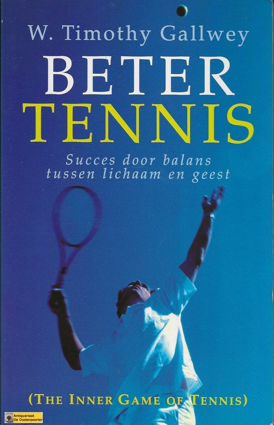 Een man in een witte outfit serveert een tennisbal met een racket tegen een blauwe hemel. Titel: BETER TENNIS.