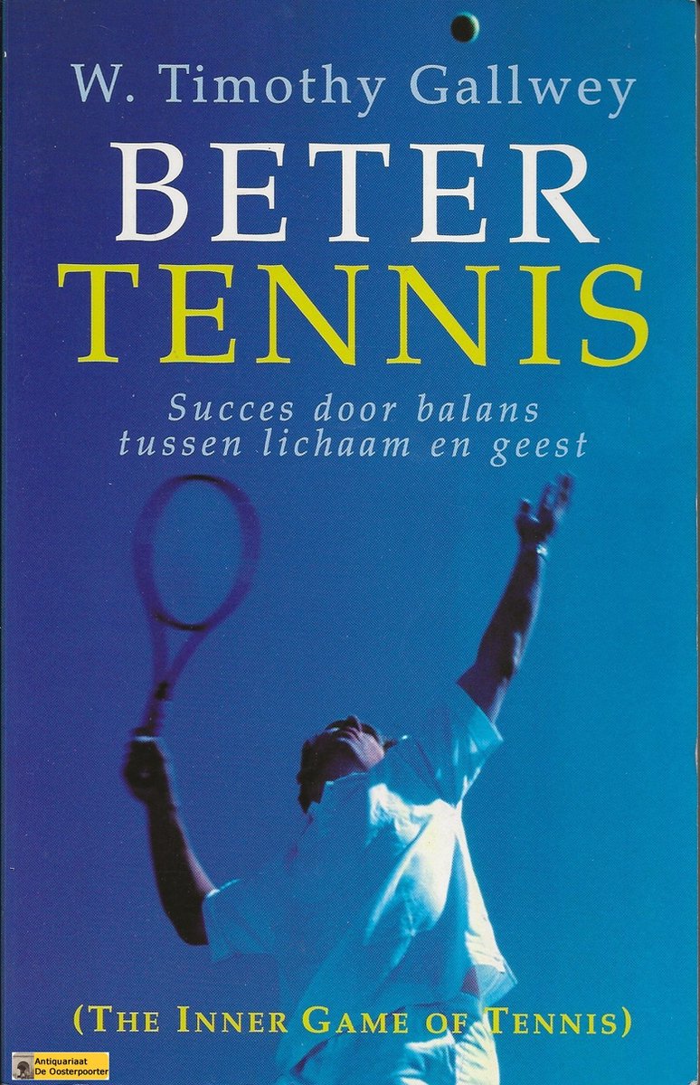 Een man in een witte outfit serveert een tennisbal met een racket tegen een blauwe hemel. Titel: BETER TENNIS.
