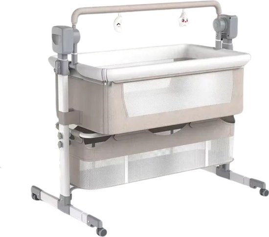 Grijze en beige elektrische babywieg met een onderstel en wieltjes, afgebeeld op een witte achtergrond.