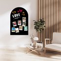 Tableau noir en forme d'arche avec 'LOVE', étoiles et photos.