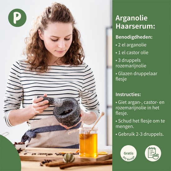 Een vrouw met krullend bruin haar die kruiden in een vijzel maalt in een keuken.