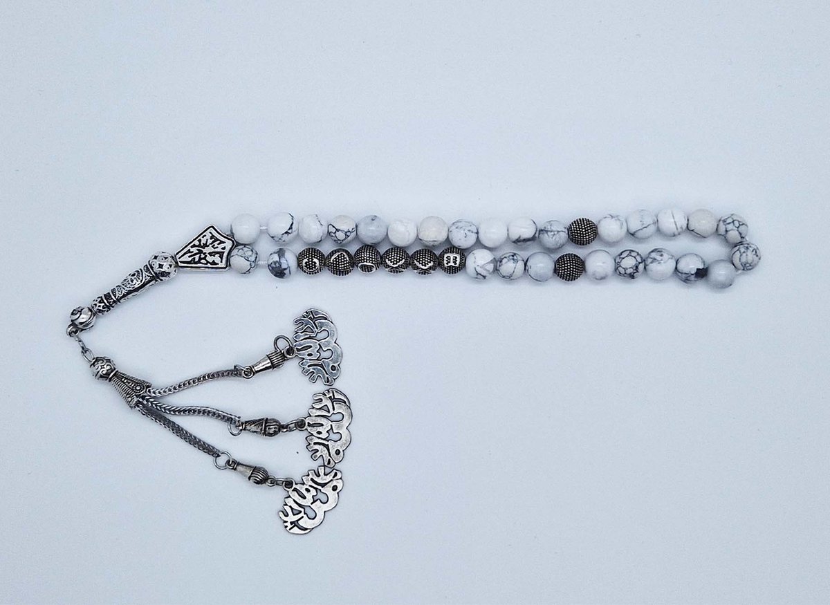 Handgemaakte naam tasbih 33 Kralen Natuursteen “Howlite Wit” - met metaal tassel “la alih ala allah"- Met je naam of de naam van uw geliefde- 8 mm diameter van de korrel