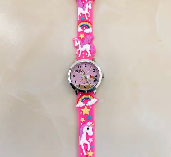 Roze kinderhorloge met eenhoorn- en regenboogmotieven. De wijzerplaat toont een eenhoorn.