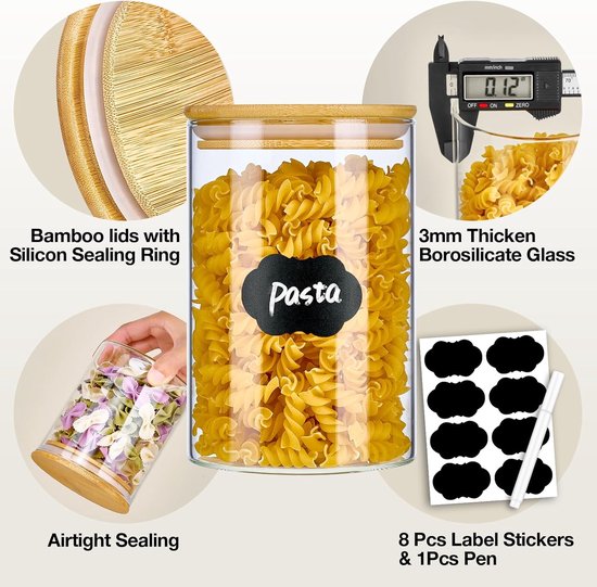 Glazen pastapot met bamboedeksel en siliconenring, close-up van deksel, glas en labelstickers.
