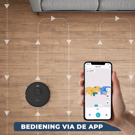 Zwarte robotstofzuiger Tjilla C150 op houten vloer, met app-weergave van schoonmaakroutes. "BEDIENING VIA DE APP".