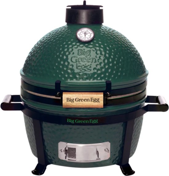 Donkergroene Big Green Egg barbecue met thermometer, houten handvat, zijhandgrepen en pootjes.