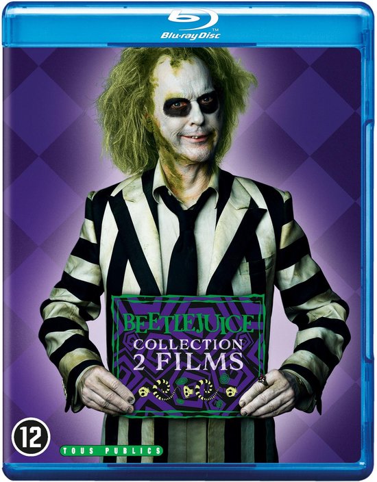 Beetlejuice in gestreept pak met groen haar, witte schmink en zwarte ogen, houdt bord vast met "BEETLEJUICE COLLECTION 2 FILMS".
