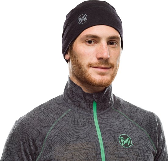 Man met roodbruine baard en de zwarte Buff muts op. Hij draagt een grijs sportjack.
