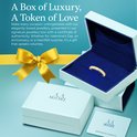 Gouden ring met diamanten in een luxe geschenkdoos met een gouden strik. 'A Box of Luxury, A Token of Love.'