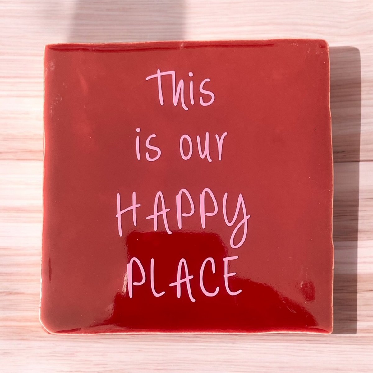 Hip Tegeltje met tekst-This is our happy place-Rood-Spreuk-Geschenk-Cadeau-Gift-Kado-Zomaar