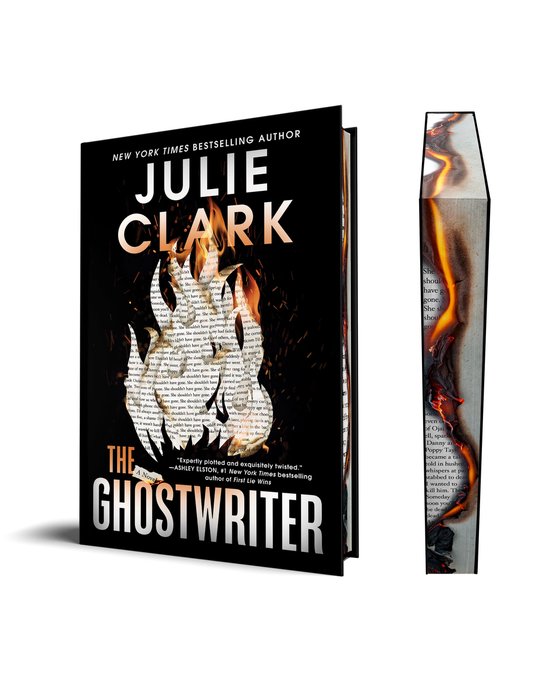 Een zwart boek met de titel 'The Ghostwriter' van Julie Clark. Een deel van het boek staat in brand.