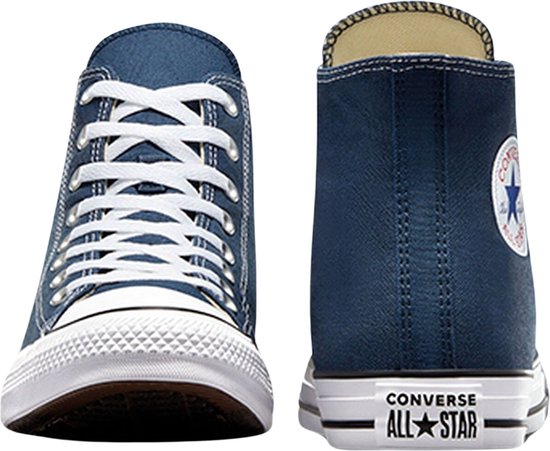 Vooraanzicht en achterzijaanzicht van donkerblauwe Converse All Star sneakers met witte veters en zolen.