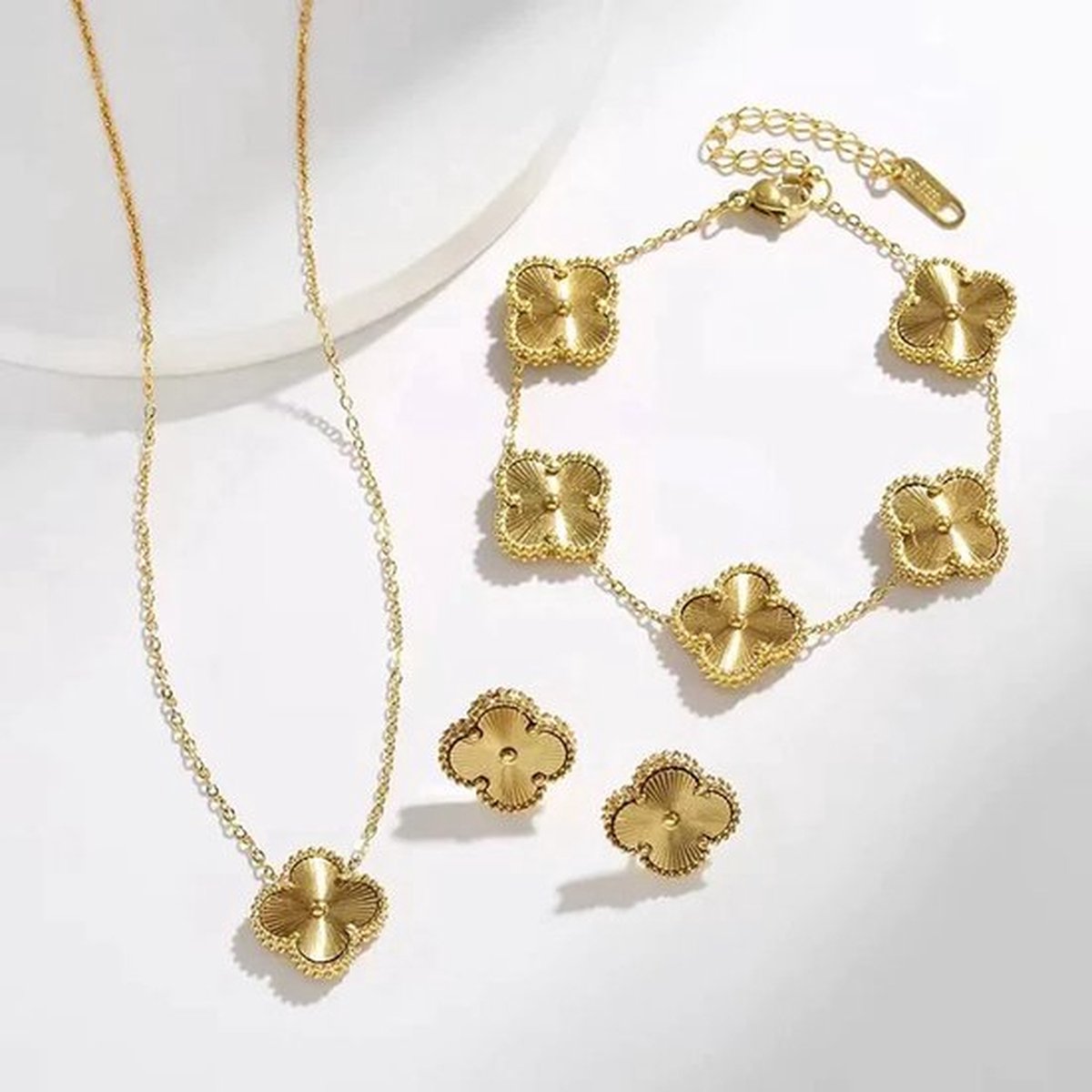 EHH BEAUTY - Goudkleurige sieradenset klaver - Oorbellen - Armband -Ketting klaver - luxe sieraden