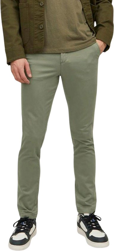 Man in lichtgroene chino.