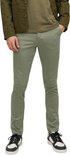 Man in lichtgroene chino.