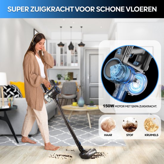Vrouw met koptelefoon stofzuigt zittend op de grond een woonkamer met een AG steelstofzuiger.