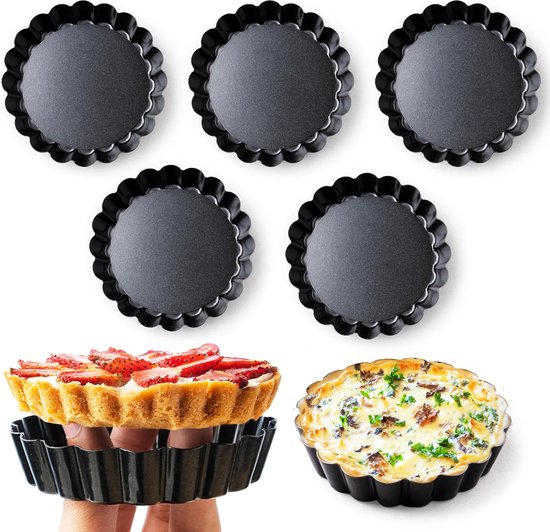 Vijf zwarte quichevormpjes, een strawberry taart en een quiche, met hand die een vorm vasthoudt.