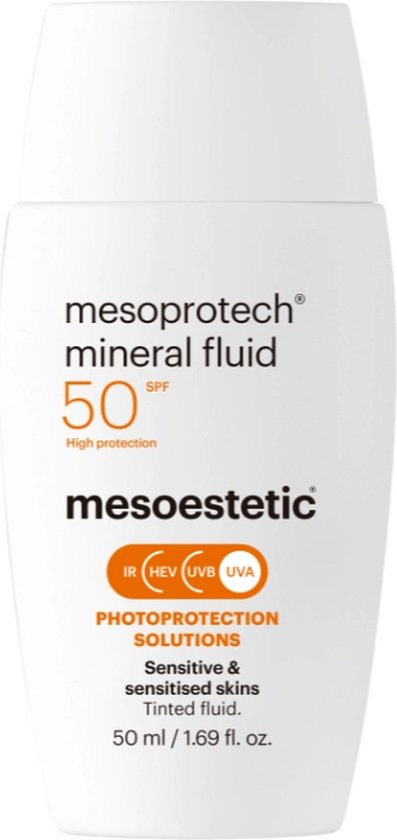 Witte fles met mesoprotech mineral fluid SPF 50. Beschermt tegen IR, HEV, UVB en UVA. Gekleurde vloeistof voor gevoelige huid.