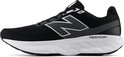 Zwarte New Balance sportschoen met wit met zilveren 'N' logo en witte zool met 'Fresh Foam' tekst.