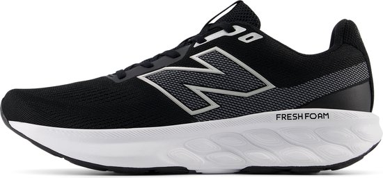 Zwarte New Balance sportschoen met wit met zilveren 'N' logo en witte zool met 'Fresh Foam' tekst.